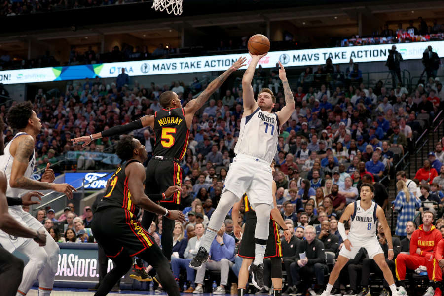 Dejounte Murray blockt den Wurf von Luka Doncic