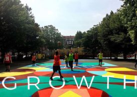 Ein Outdoor-Basketballplatz mit Kinder die Basketball spielen und unten auf dem Bild steht "Growth"