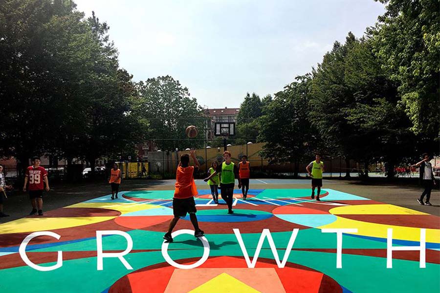Ein Outdoor-Basketballplatz mit Kinder die Basketball spielen und unten auf dem Bild steht "Growth"