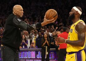 Abdul-Jabbar übergibt LeBron James den Top Scorer Spielball