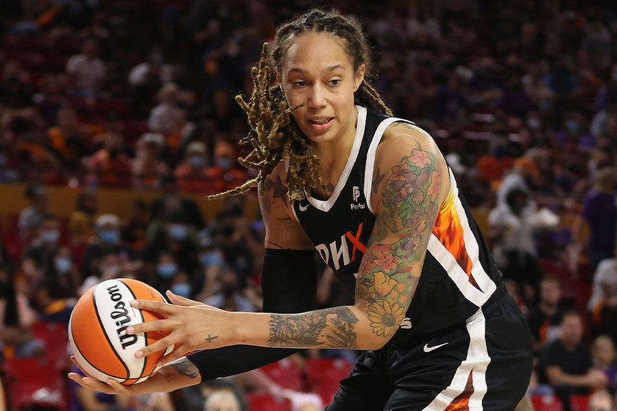 Die Basketballspielerin Brittney Griner von der Mannschaft Phoenix Mercury hält mit beiden Händen den Basketball