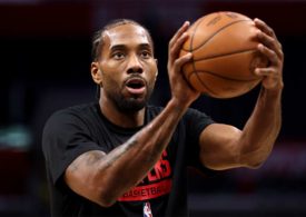 Der Basketballspieler Kawhi Leonard hält mit beiden Händen ein Basketball fest