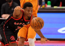 Kyle Lowry von den Toronto Raptors passt den Ball an einen seiner Team Kollegen