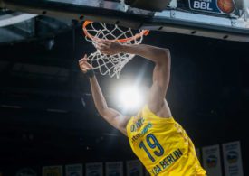 Louis Olinde führt einen Slamdunk aus