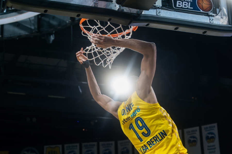 Louis Olinde führt einen Slamdunk aus