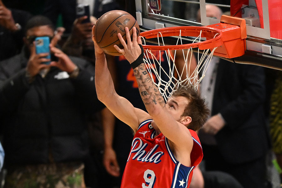 Der Basketballspieler Mac McClung wirft einen Basketball in den Korb mit einem sogenannten "Slam Dunk"