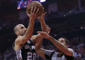 Manu Ginobili von den Antonio Spurs wirft den Ball auf den Korb im Semi-Finale 2017 gegen die Houston Rockets