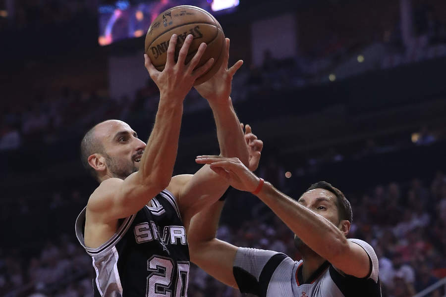 Manu Ginobili von den Antonio Spurs wirft den Ball auf den Korb im Semi-Finale 2017 gegen die Houston Rockets