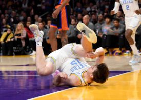 Der Basketballspieler Austin Reaves von den Los Angeles Lakers liegt nach einem Sturz auf dem Boden