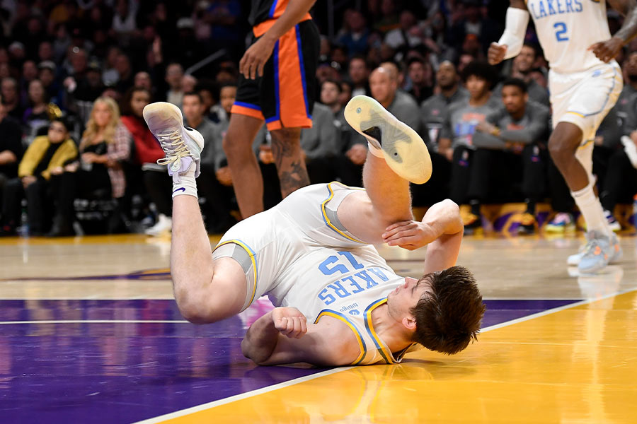 Der Basketballspieler Austin Reaves von den Los Angeles Lakers liegt nach einem Sturz auf dem Boden