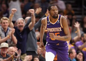 Der Basketballspieler Kevin Durant von der Mannschaft Phoenix Suns rennt in einem lila farbigen Triko