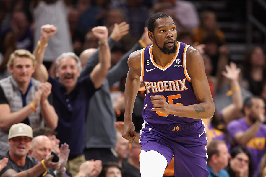 Der Basketballspieler Kevin Durant von der Mannschaft Phoenix Suns rennt in einem lila farbigen Triko