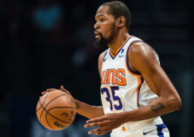 Kevin Durant im Trikot der Phoenix Suns bei seinem Spieldebüt gegen die Charlotte Hornets