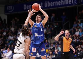 Der Basketballspieler Lukas Wank springt in die Luft mit dem Basketball in beiden Händen