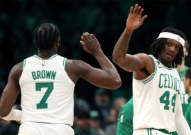 Die Basketballspieler Robert Williams III und Jaylen Brown von der Mannschaft Boston Celtics geben sich ein High Five
