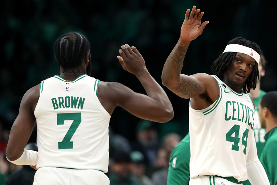 Die Basketballspieler Robert Williams III und Jaylen Brown von der Mannschaft Boston Celtics geben sich ein High Five