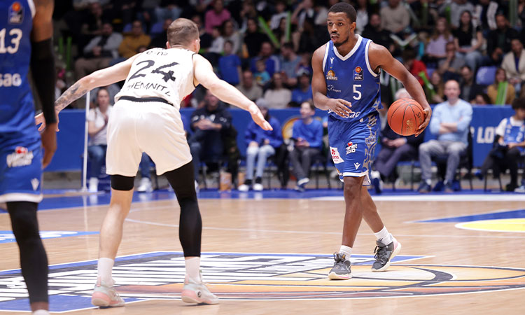 Zwei Basketballspieler einer in einem blauen Trikot und einer in einem weißen Trikot die gegen einander speilen