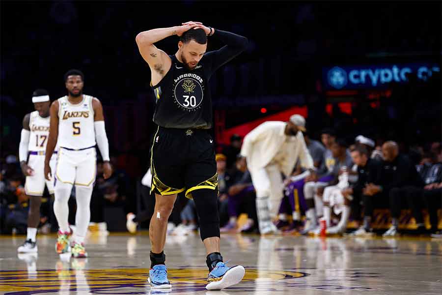 Stephen Curry fasst sich an den Kopf