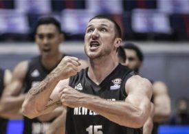 Basketballspieler führen den Kriegstanz Haka aus