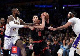 Zach Lavine von den Chicago Bulls behauptet den Ball gegen Lebron James und Anthony Davis von den Los Angeles Lakers