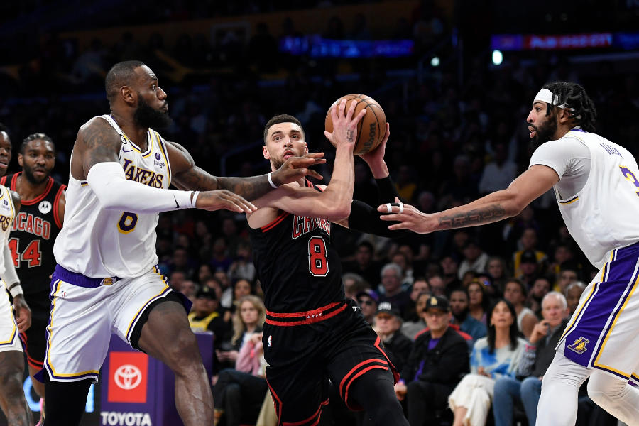 Zach Lavine von den Chicago Bulls behauptet den Ball gegen Lebron James und Anthony Davis von den Los Angeles Lakers