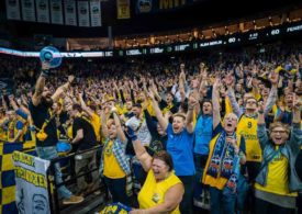 ALBA Berlin Fans jubeln ihrem Team zu.