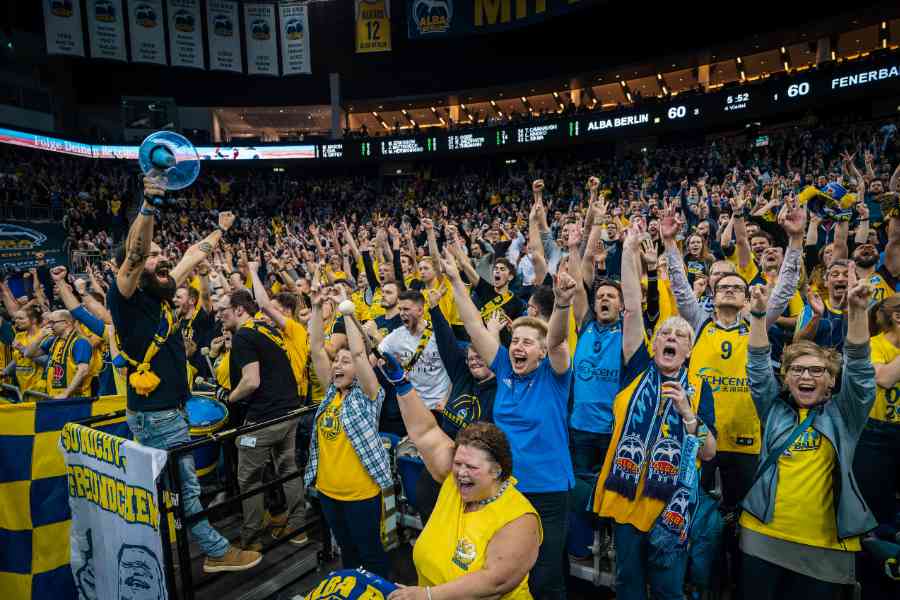 ALBA BERLIN siegt vor 12.000 jubelnden Zuschauern