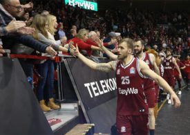 Basketballspieler die an Zuschauern vorbei laufen und Ihnen High Five geben