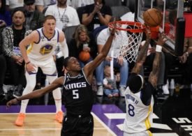 Der Basketballspieler DeAaron Fox von den Kings springt hoch zum Basketballkorb um den Ball vom gegnerischen Spieler abzublocken