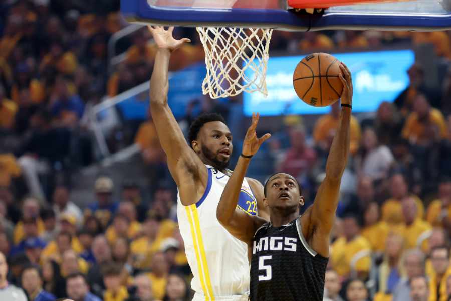 Andrew Wiggings von den Golden State Warriors versucht De'Aaron Fox von den Sacramento Kings abzuwehren.