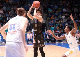 Drei Basketballspieler spielen gegen einander Basketball