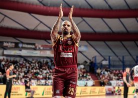 Der Basketballspieler Jordan Theodore Umana von der Mannschaft Reyer Venezia klatscht in die Hände