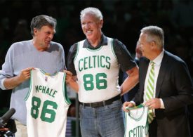 Die damaligen Basketballspieler Kevin McHale, Bill Walton und Danny Ainge von der Mannschaft Boston Celtics