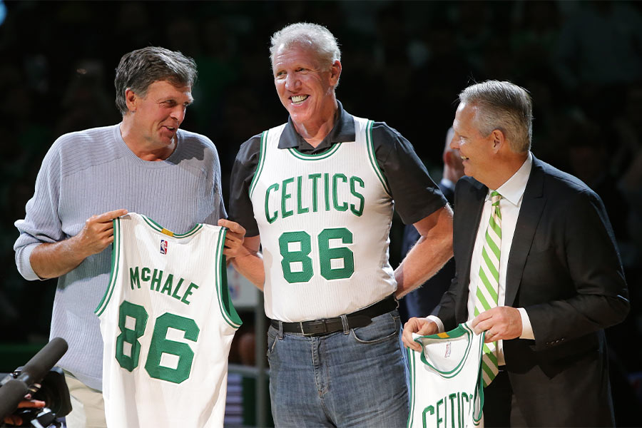 Die damaligen Basketballspieler Kevin McHale, Bill Walton und Danny Ainge von der Mannschaft Boston Celtics