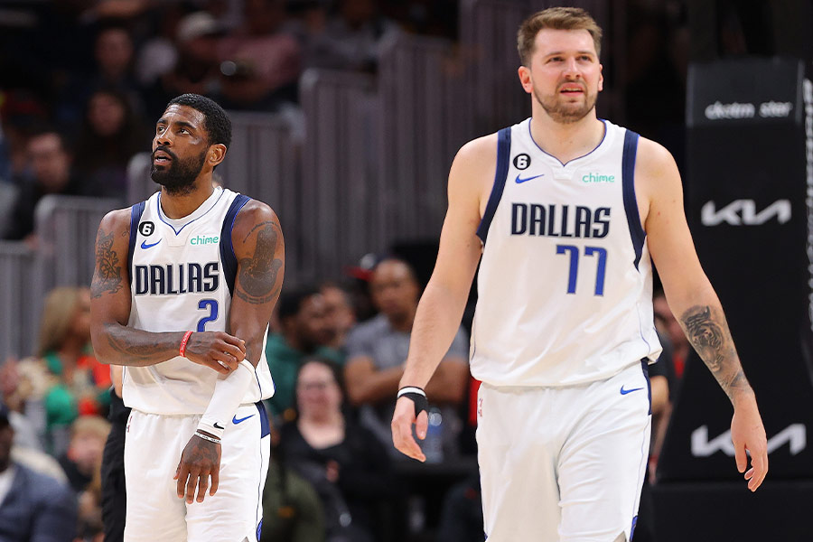 Die Basketballspieler Kyrie Irving und Luka Doncic von der Mannschaft Dallas Mavericks