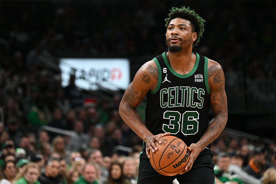 Der Basketballspieler Marcus Smart von der Mannschaft Boston Celtics hält ein Basketball mit beiden Händen fest