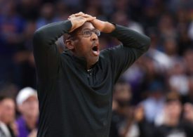 Basketball-Coach Mike Brown schlägt die Hände über dem Kopf zusammen