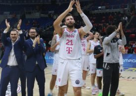 Die Mannschaft Baskets Bonn klatschen in die Hände