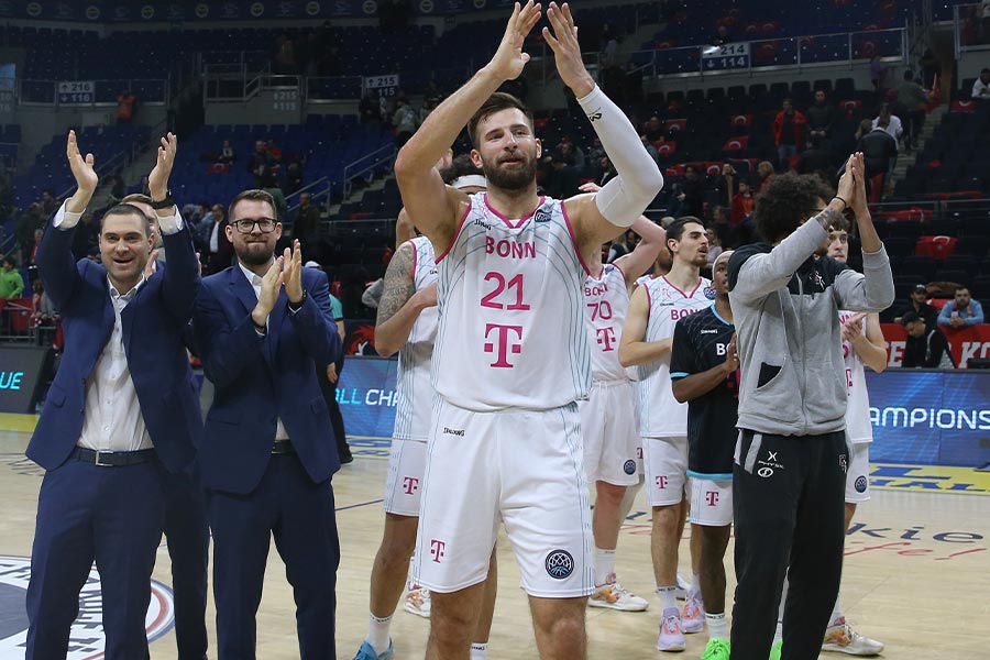 Die Mannschaft Baskets Bonn klatschen in die Hände