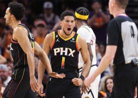 Der Basketballspieler Devin Booker von der Mannschaft Phoenix Suns schreit in die Kamera