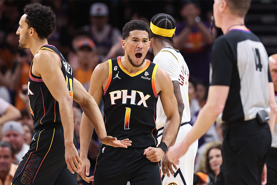 Der Basketballspieler Devin Booker von der Mannschaft Phoenix Suns schreit in die Kamera