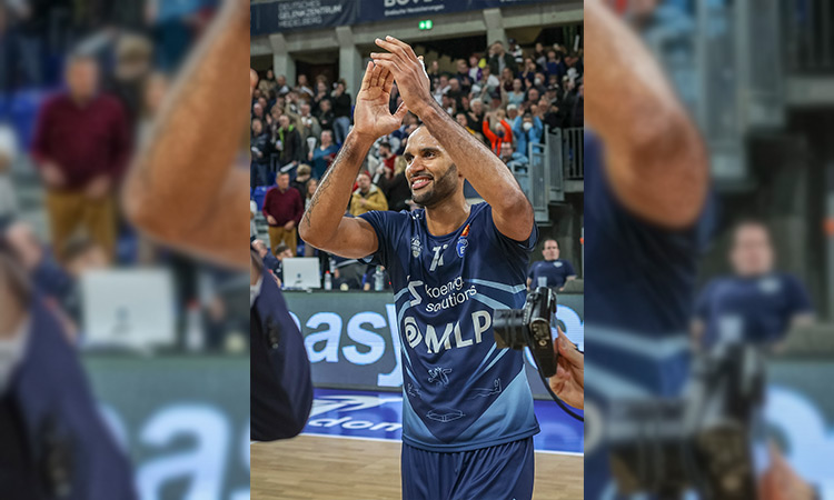 Der Basketballspieler Akeem Vargas klatscht in die Hände