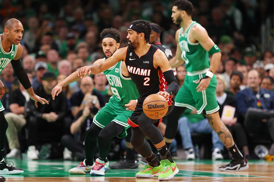 Der Basketballspieler Gabe Vincent von der Mannschaft Miami Heat spielt gegen die Mannschaft Boston Celtics