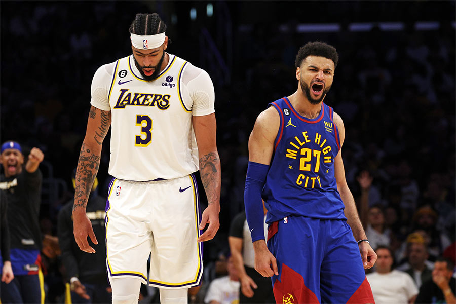 Der Basketballspieler Jamal Murray von den Denver Nuggets und der Basketballspieler Anthony Davis von den Los Angeles Lakers und stehen neben einander