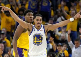 Jordan Poole von den Golden State Warriors breitet die Arme zum Jubel aus