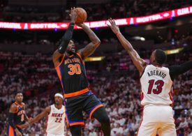 Der Basketballspieler Julius Randle von der Mannschaft New York Knicks spielt gegen den Basketballspieler Bam Adebayo von der Mannschaft Miami Heat