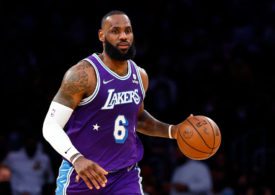 Lebron James dribbelt mit dem Ball