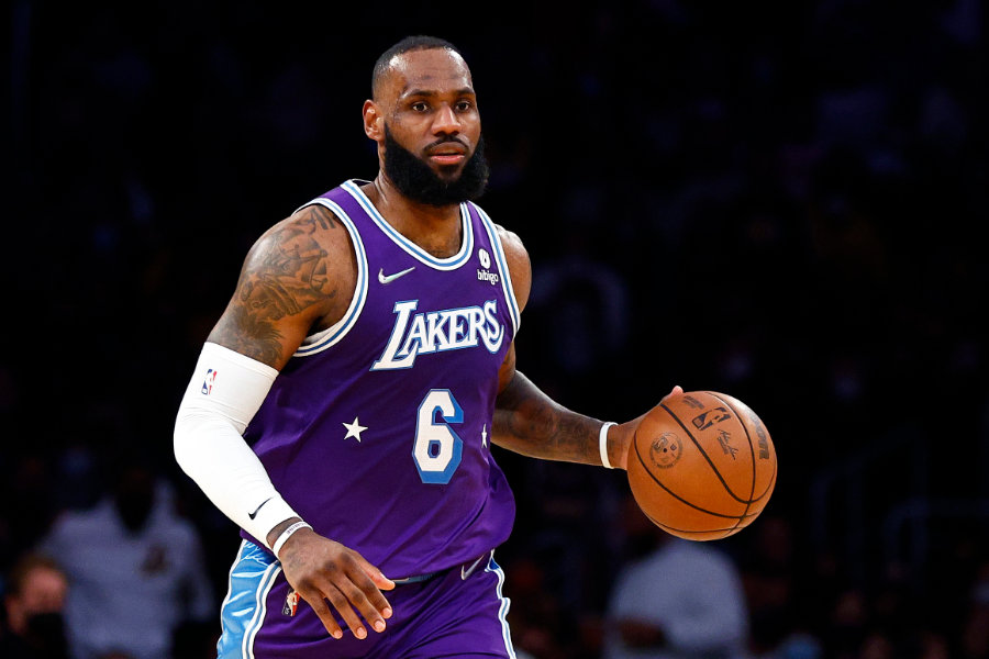 Lebron James dribbelt mit dem Ball