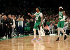 Die Basketballspieler Marcus Smart und Robert Williams von der Mannschaft Boston Celtics schauen links zur den Zuschauern, die sie an jubeln.
