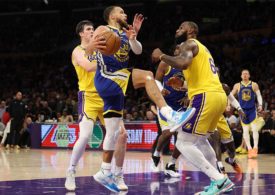 Der Basketballspieler Stephen Curry von den Golden State Warriors spielt mit paar Mitspielern aus seiner Mannschaft gegen den Basketballspieler LeBron James von den Los Angeles Lakers